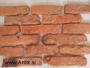 Odrezan krajni del opeke-lice opeke. Opeka je stara okoli 100 let in ima globok relief ter je nokoliko šibkejše strukture.